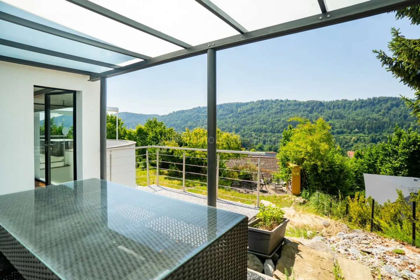 Elegante 10-Zimmer Villa mit aussergewöhnlicher Architektur - Foto 8 von 13