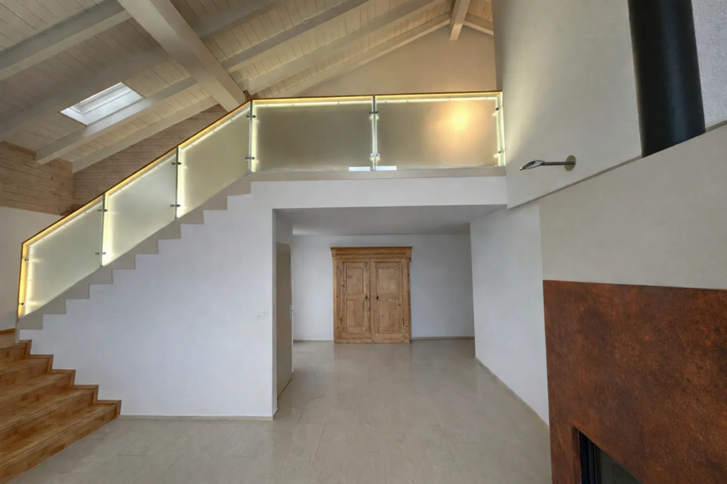 Single-family house with lake view - Photo 3 of 9