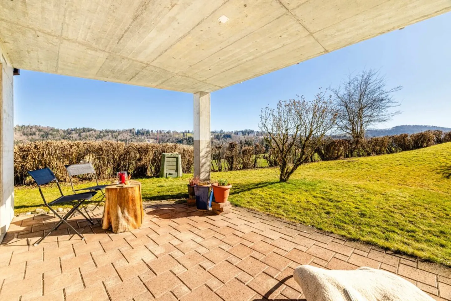 Vivre avec une vue - Maison de rangée de 7,5 pièces en bout de rangée directement adjacente à la zone agricole - Photo 1 sur 10