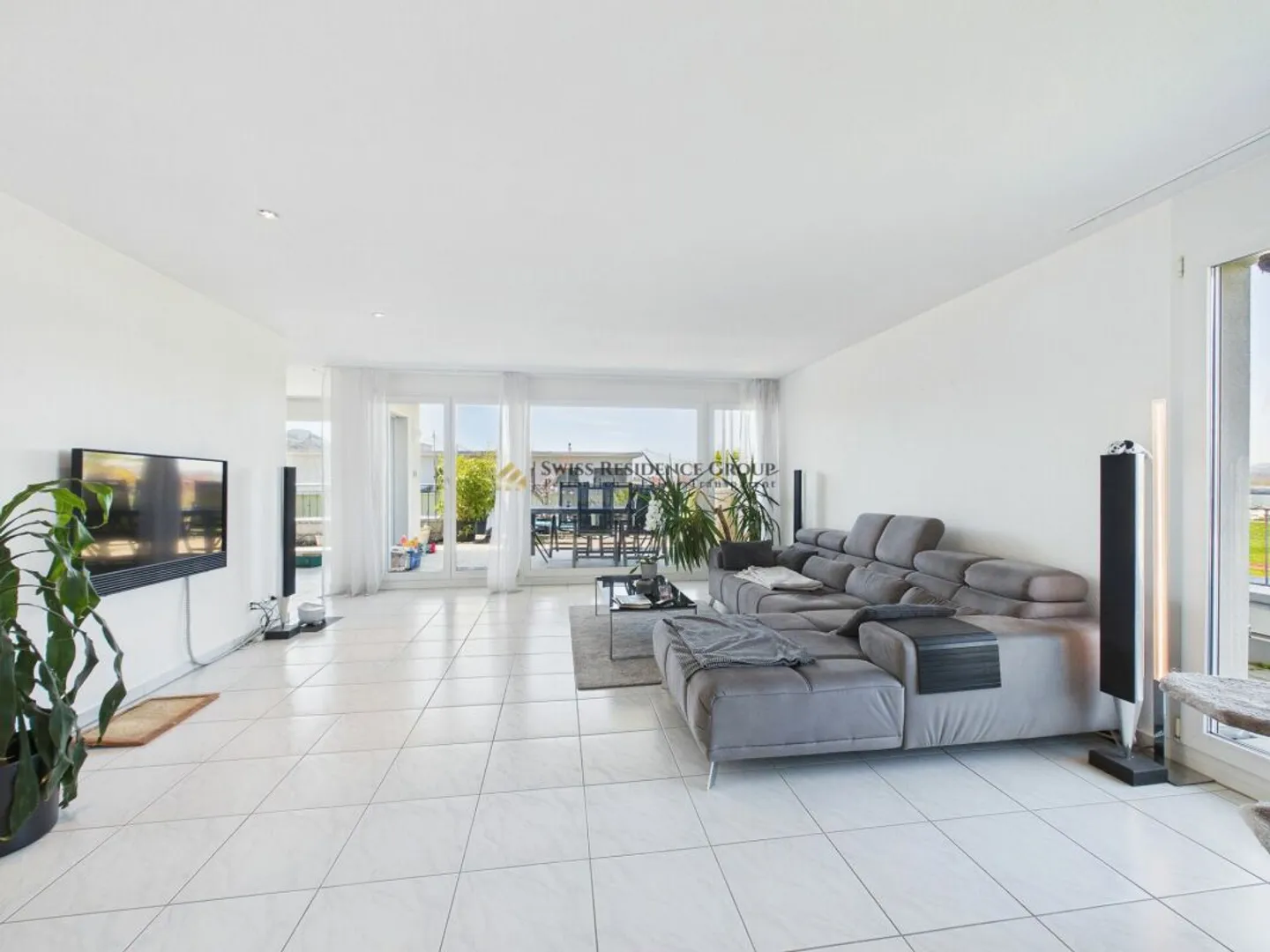 Bright penthouse apartment with a beautiful view of mountains and lake - Photo 2 of 13