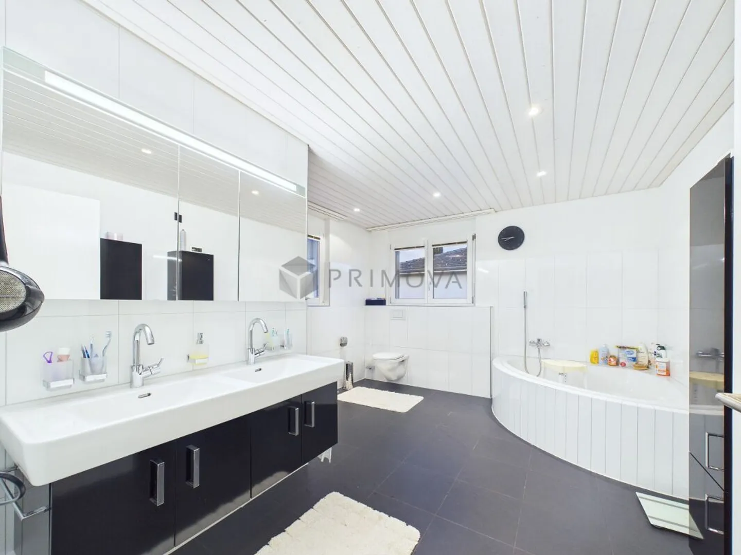 Spacious single-family house with garden, privacy, and high quality of life - Photo 8 of 11