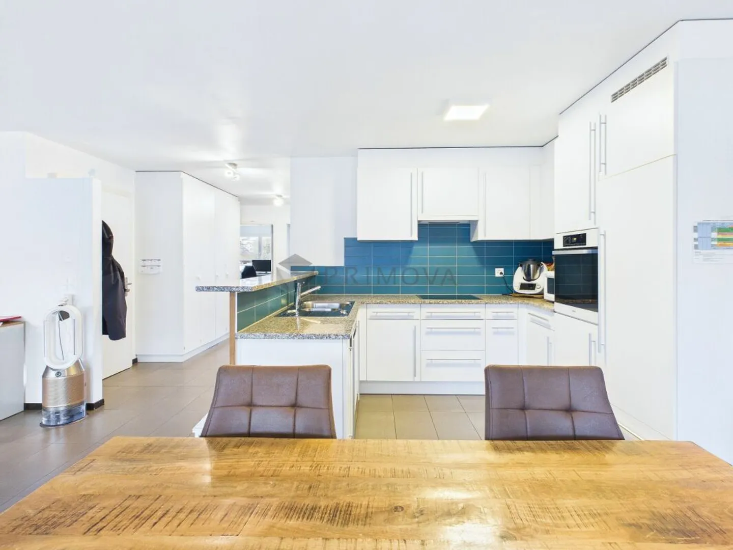 Sun-drenched living happiness: Modern 3.5 room oasis with south-facing balcony in prime location - Photo 3 of 11