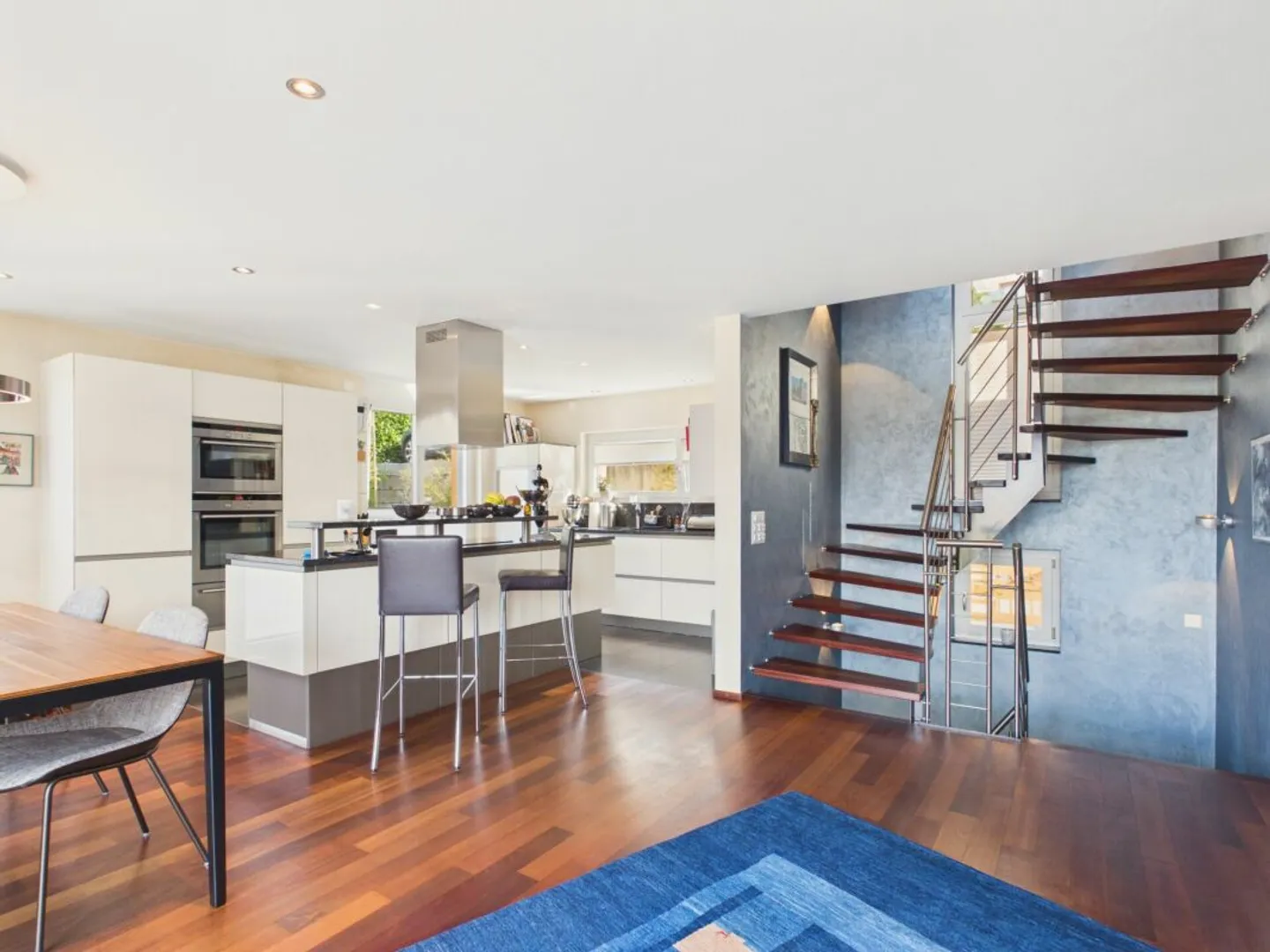 Casa unifamiliare indipendente in posizione tranquilla con vista fantastica - Foto 3 di 13