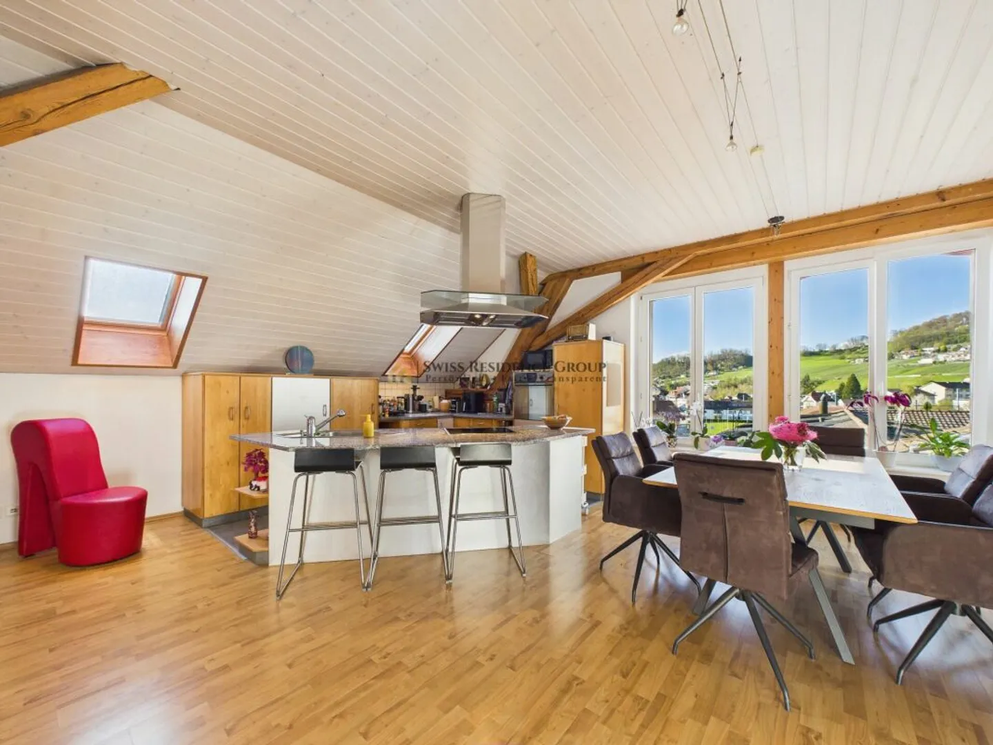 Appartamento mansardato luminoso con charme e 165 m² di sensazione abitativa - Foto 1 di 9