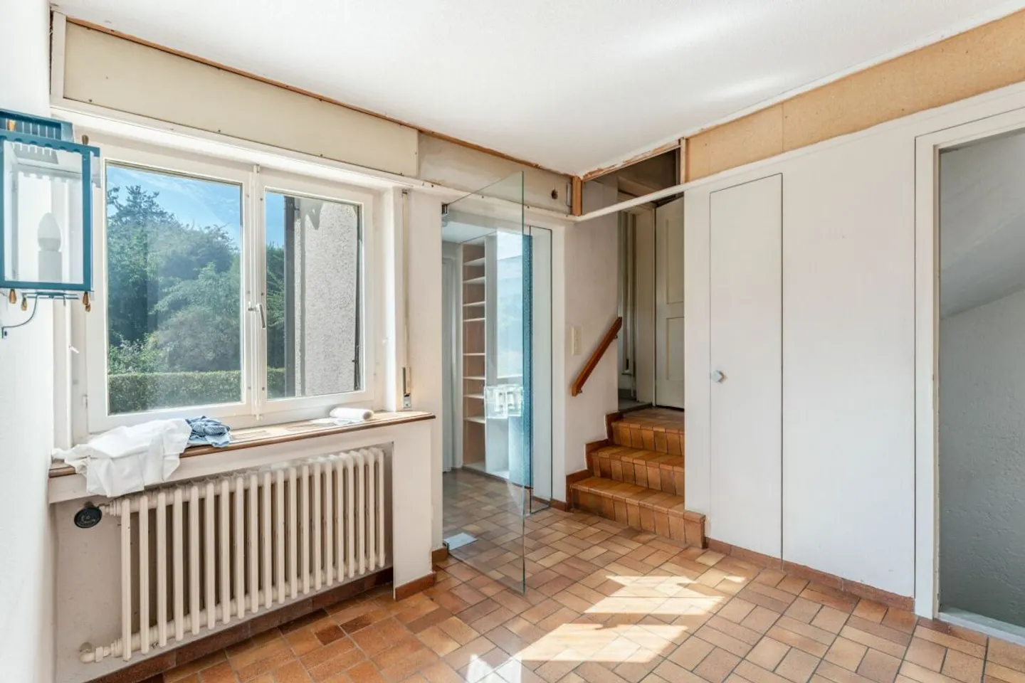Petit mais bien avec vue sur le château et besoins de rénovation - Photo 2 sur 13