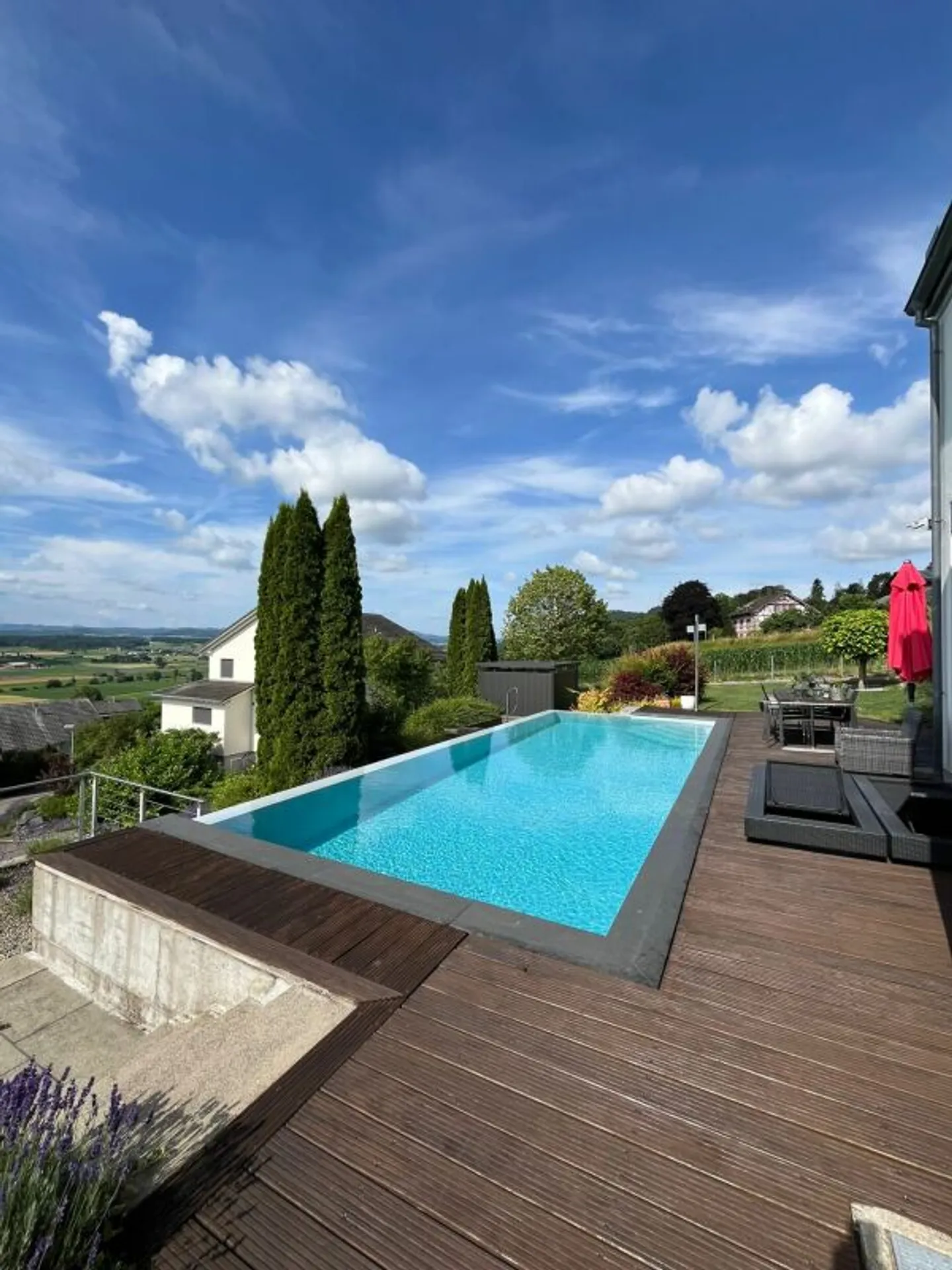 Casa familiare moderna con piscina - Foto 3 di 13