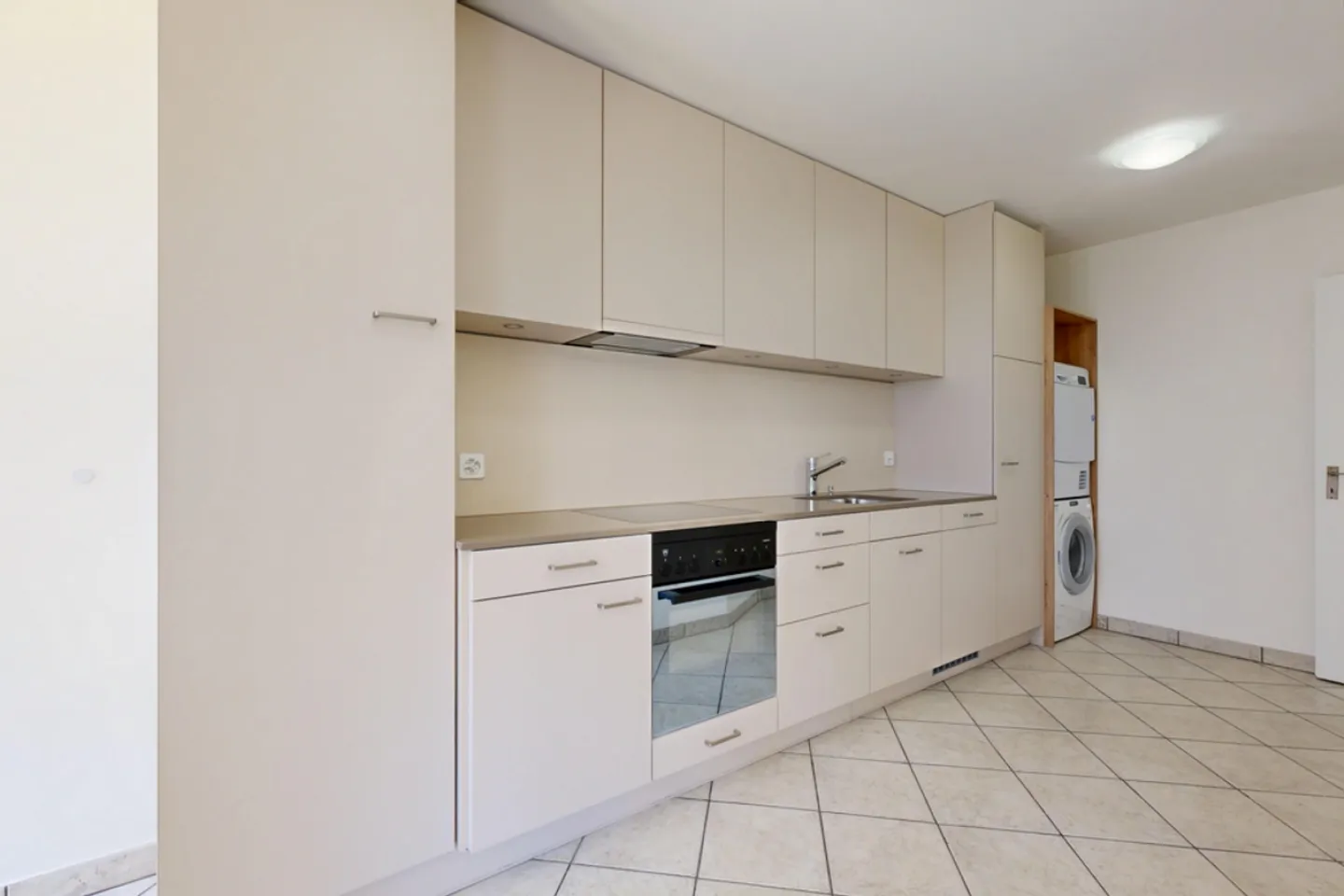 Newly Renovated 2.5-Room Apartment near Messeplatz Basel - Photo 6 of 12