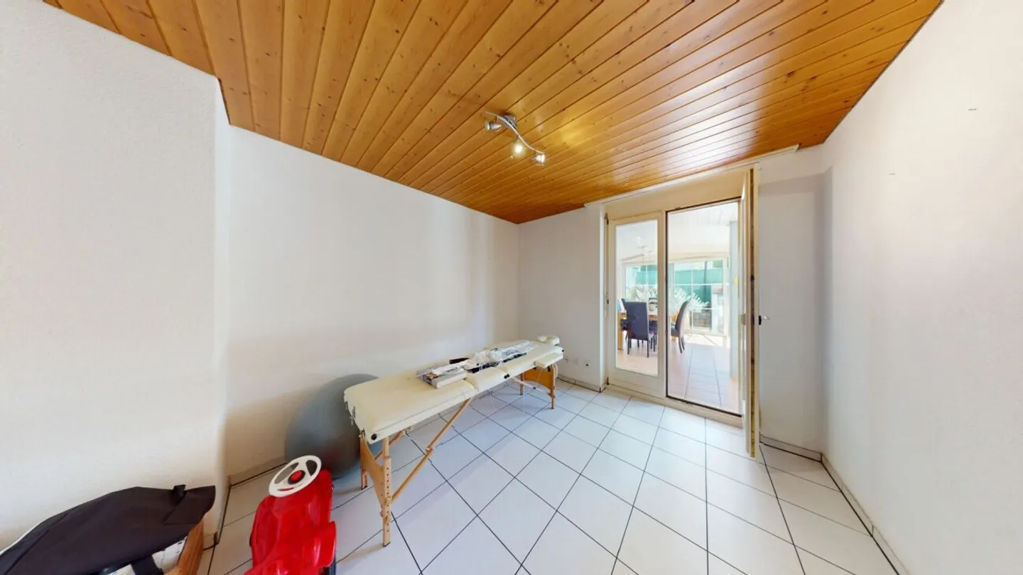 Exklusives 6.5-Zimmer-Doppeleinfamilienhaus mit sonnigem Wintergarten und viel Wohnkomfort - Photo 10 of 13