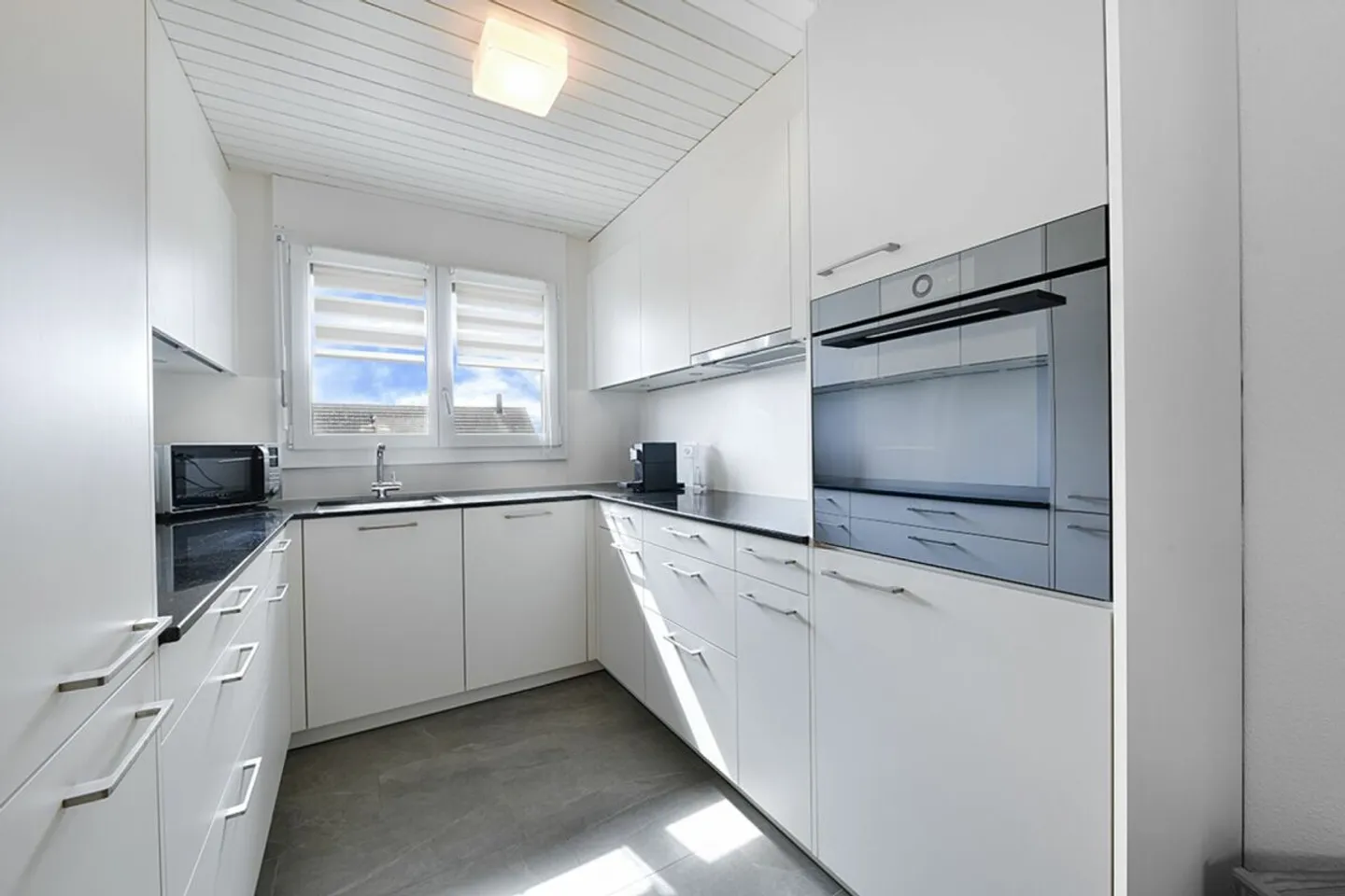 Cozy 3.5 Room Attic Apartment with Balcony - Photo 4 of 9