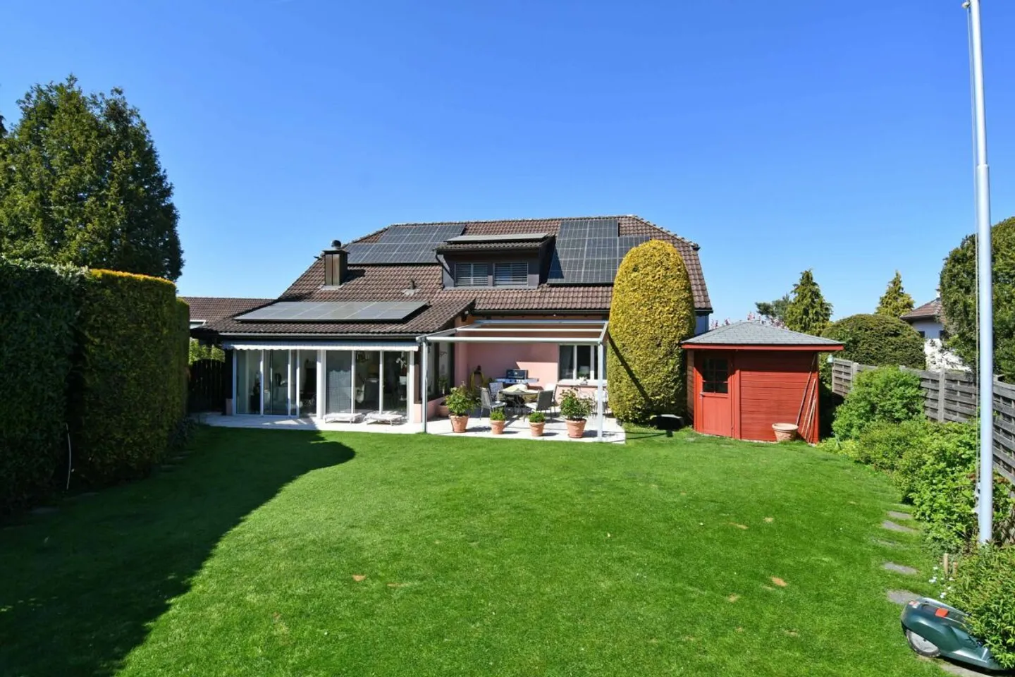 Maison individuelle de 7,5 pièces bien entretenue avec magnifique jardin - Photo 1 sur 13