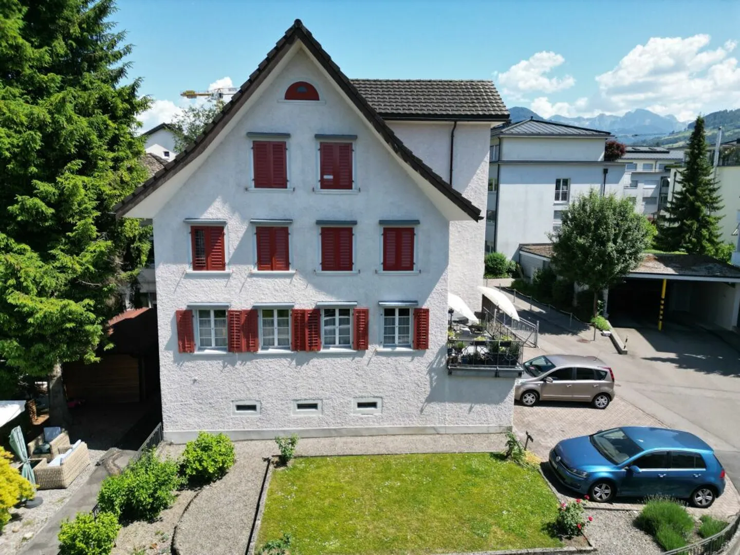 Dreifamilienhaus an sonniger und zentraler Lage mit grossem Entwicklungspotenzial - Foto 1 di 6
