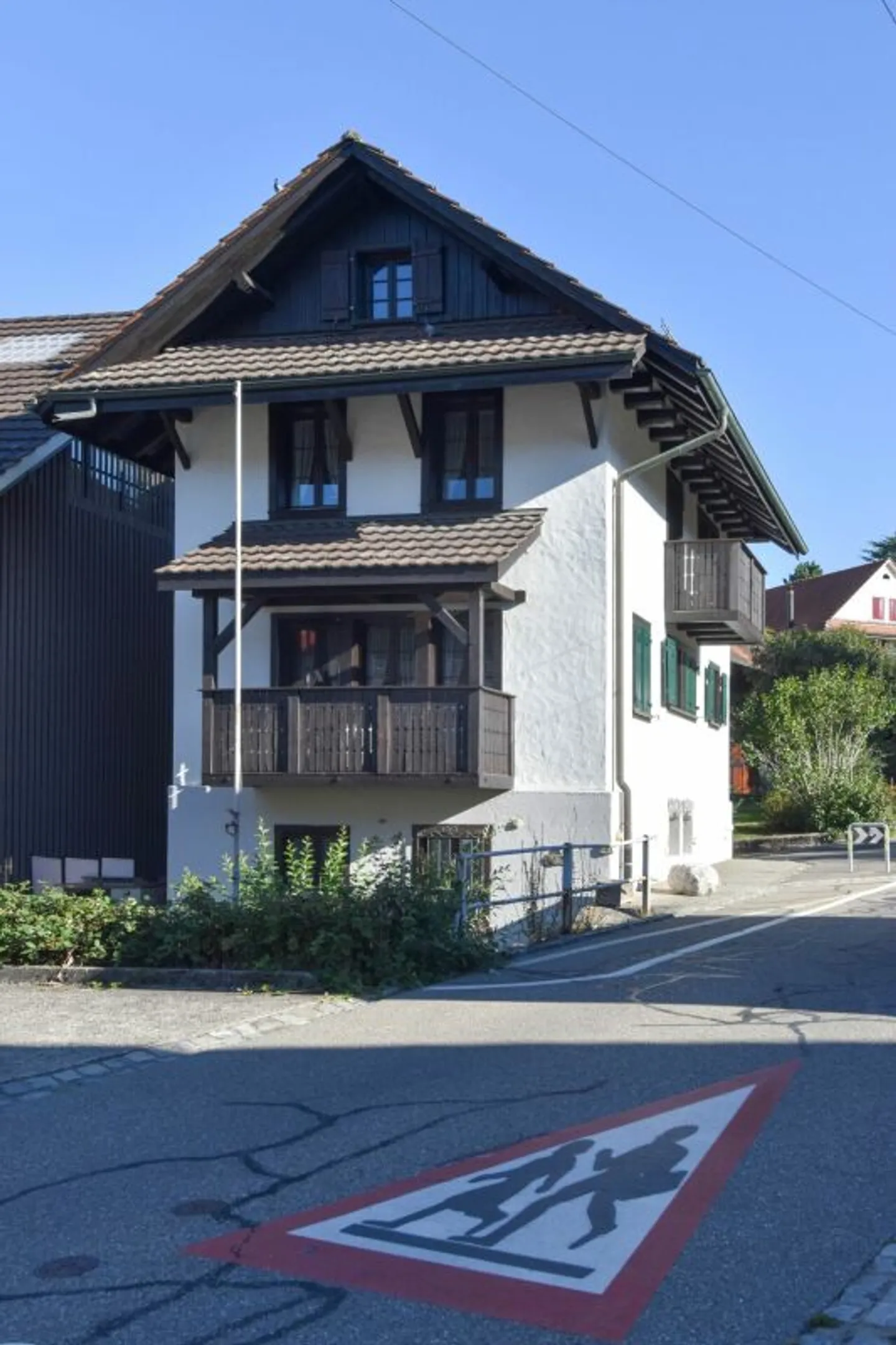Traditional charm meets cozy living - Photo 11 of 13