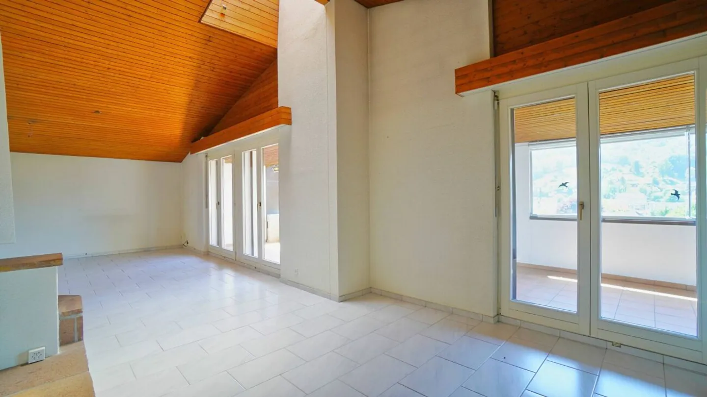 Ampio appartamento attico di 4,5 stanze con giardino d'inverno e bella vista - Foto 7 di 13