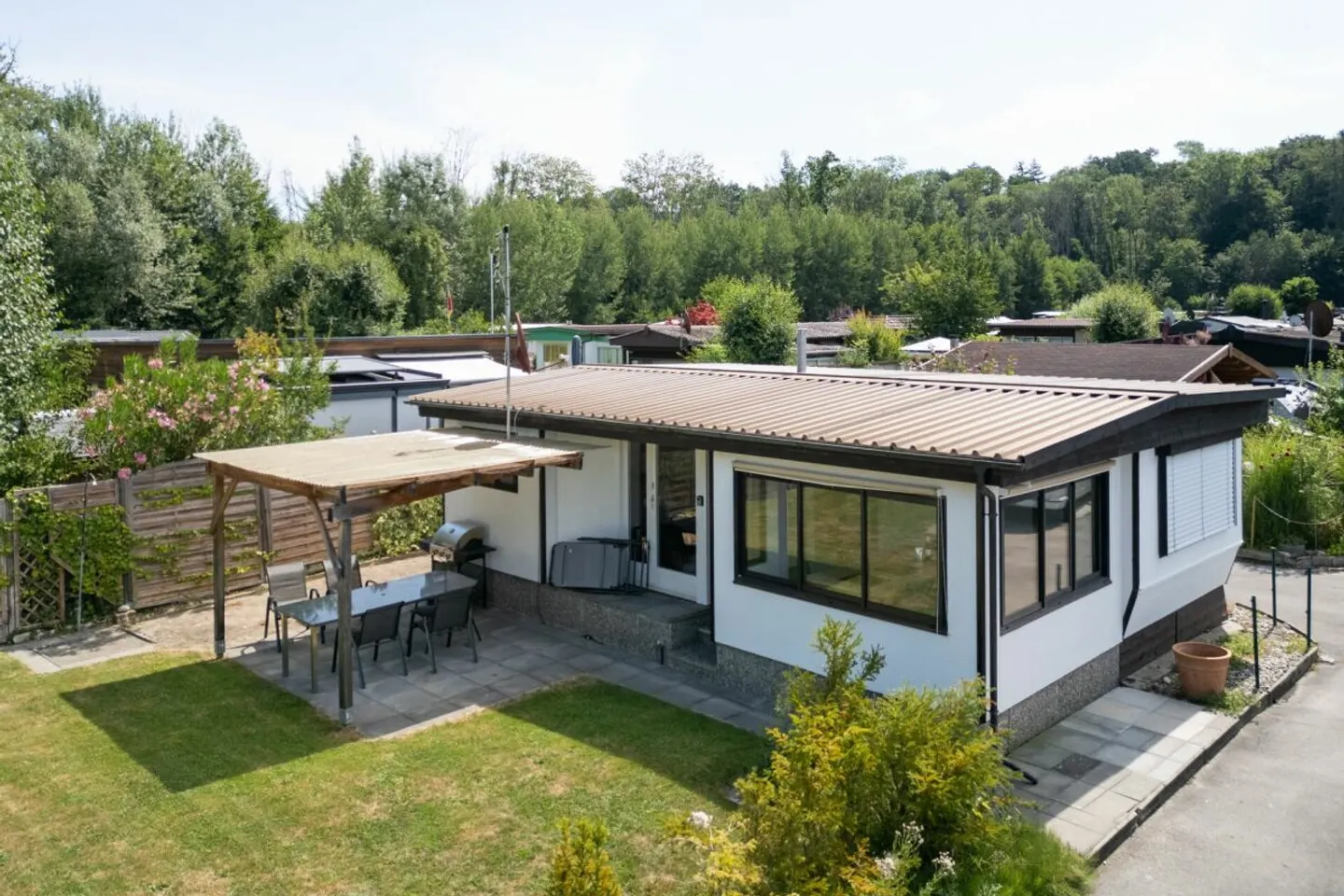 Beau bungalow de 3,5 pièces dans un emplacement calme à Caravaning Gletterens - Photo 1 sur 13