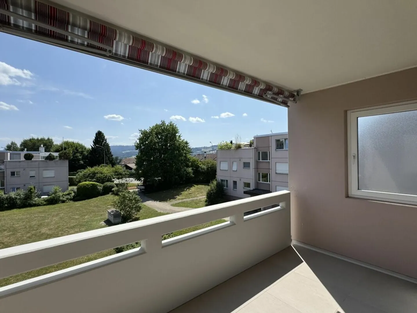 Appartement rénové de 4 pièces avec balcon sud et garage souterrain à Greifensee - Photo 2 sur 10