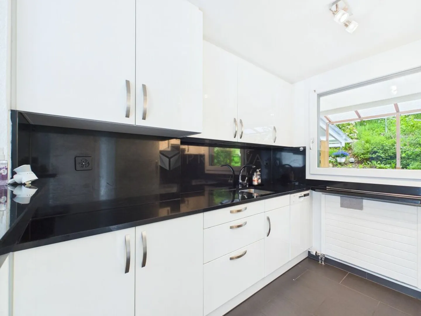 Modern 5.5 room maisonette offers exclusive living over three floors like in a single-family home - Photo 3 of 12