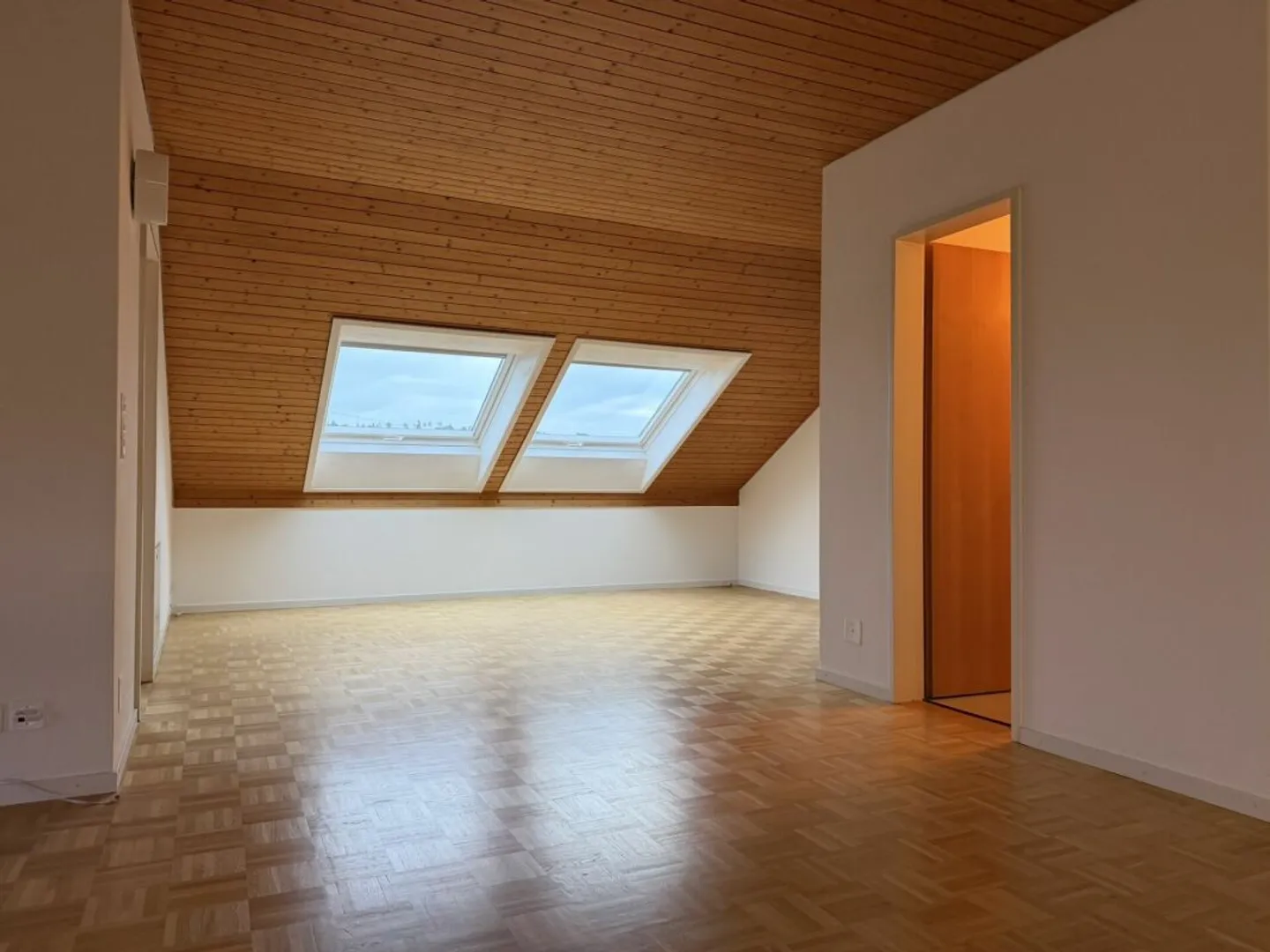 Charming 3.5-room attic apartment with fireplace in Menziken AG - Photo 6 of 13