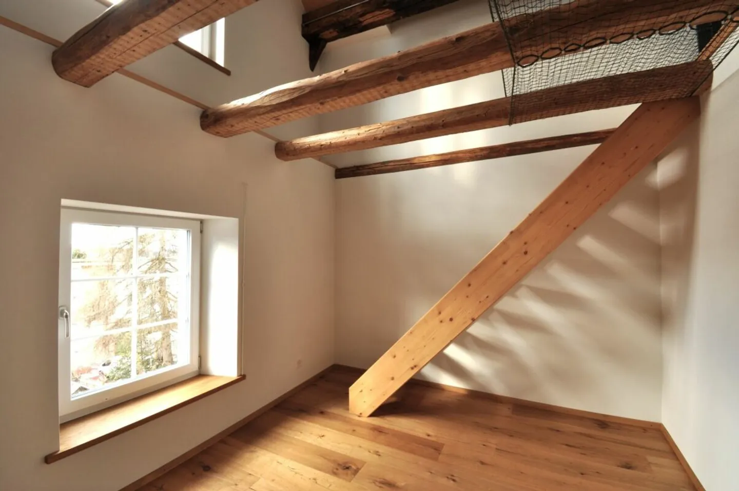 Felicità abitativa centrale a Hinwil: Casa storica di 6,5 stanze con 2 unità - Foto 6 di 12