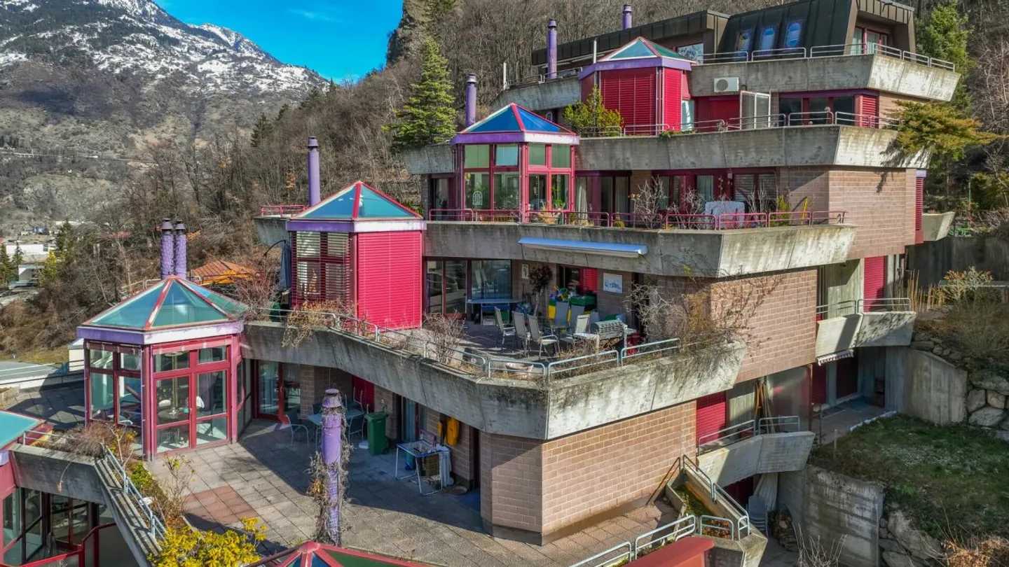 Exclusive 5.5-room terrace apartment with lift directly into the apartment - privileged location in Visp - Photo 2 of 13