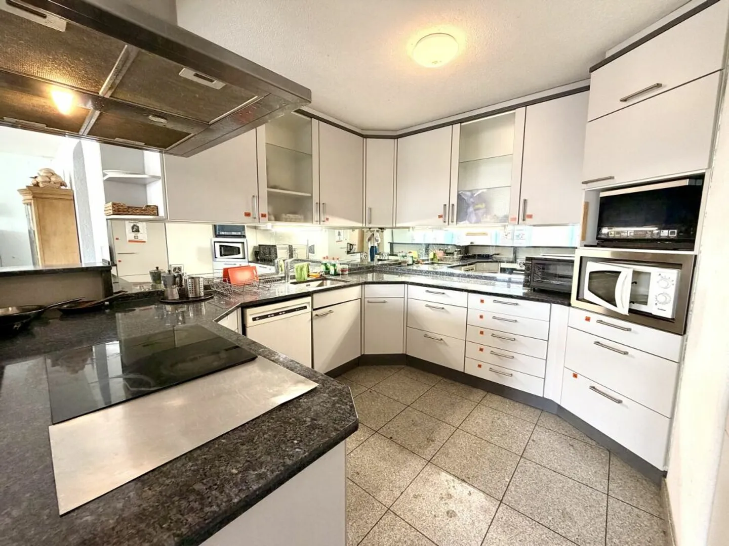 Yield property with 20 rooms and historical charm in Bünzen! - Photo 3 of 13