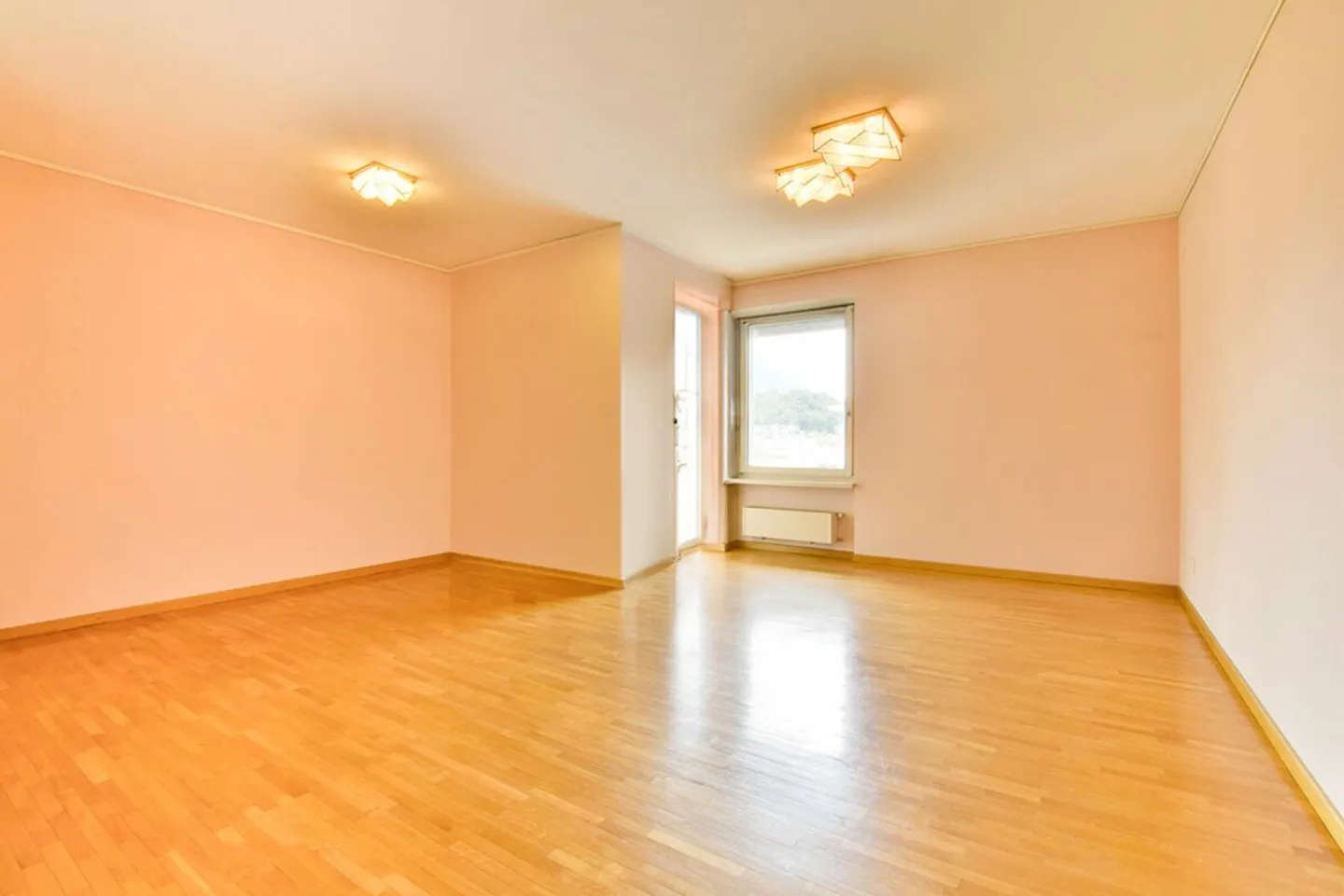 Appartement spacieux à rénover dans un quartier résidentiel - Photo 3 sur 13