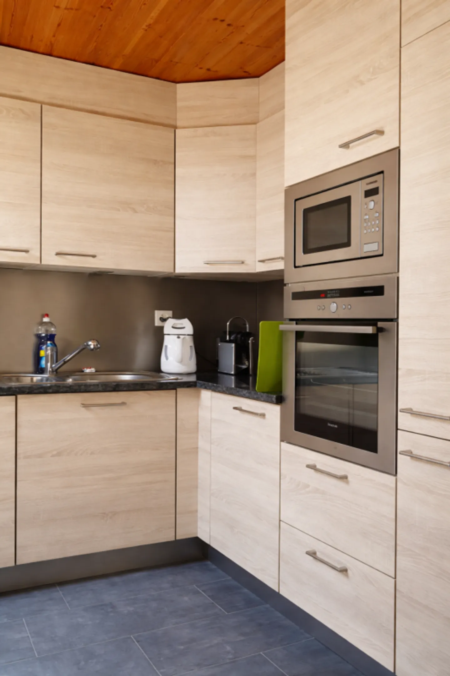 Penthouse with Gallery & 4.4% Yield - Photo 4 of 13