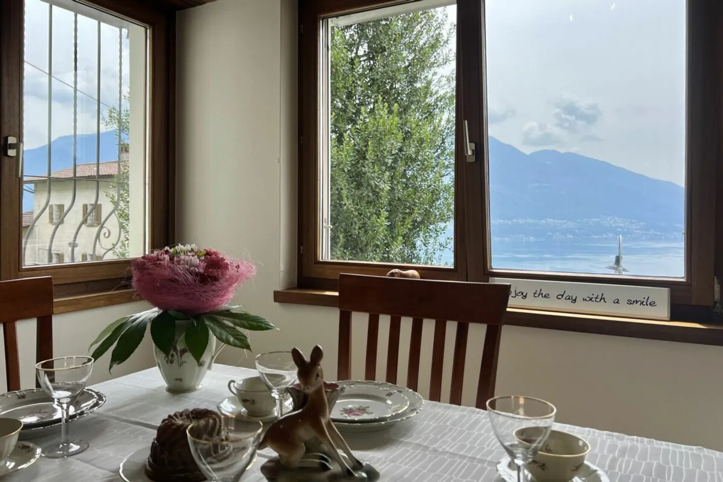 Appartement 4,5 pièces dans une maison bifamiliale avec vue sur le lac à 180°, grande terrasse ensoleillée et jardin privé - Photo 4 sur 13