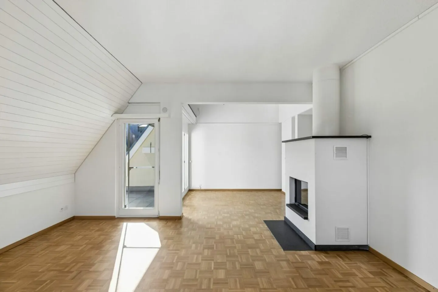 Spacious 5.5-room maisonette apartment with charm, hobby room & potential - Photo 8 of 13