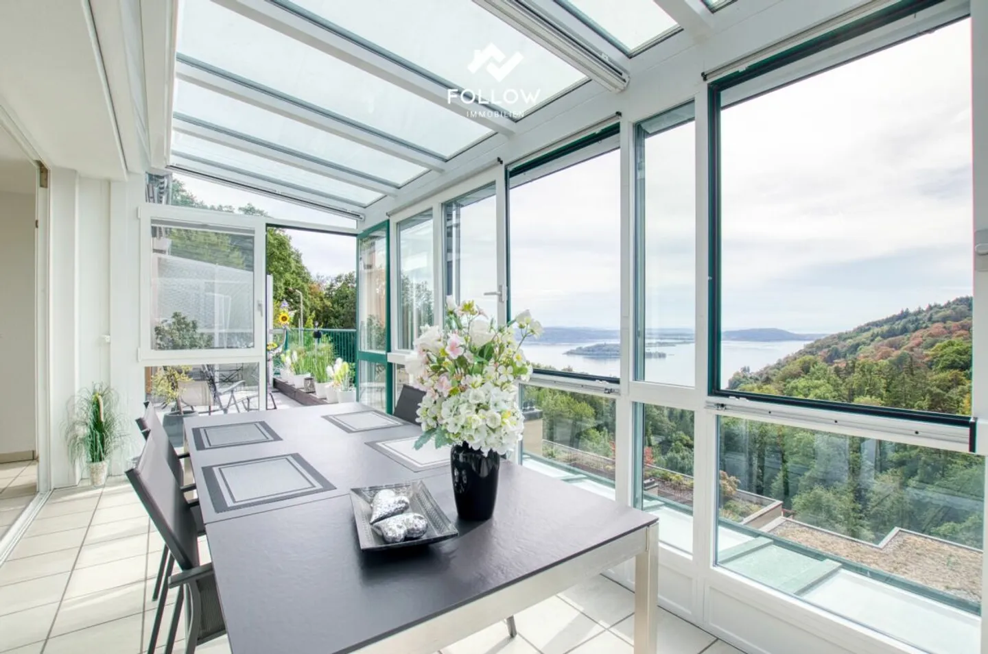 Vue panoramique sur le lac de Bienne: Appartement de rêve penthouse modernisé à Twann - Photo 5 sur 13