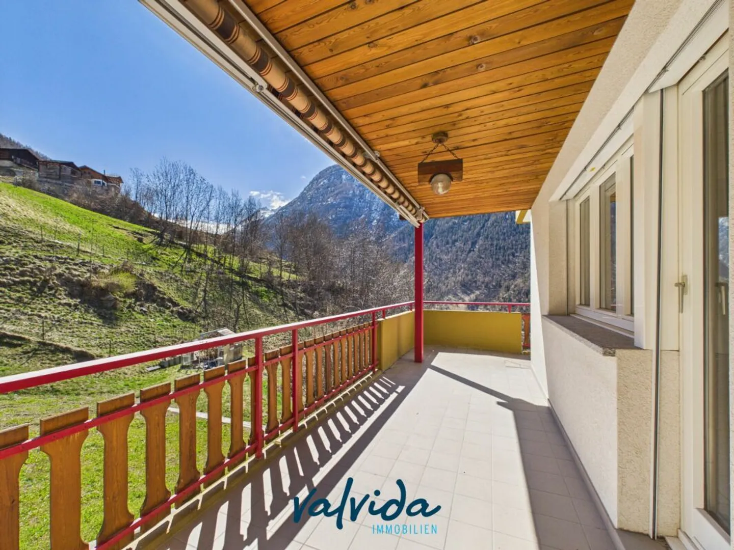 Maison bi-familiale conviviale avec potentiel d'aménagement à Staldenried - Photo 2 sur 13