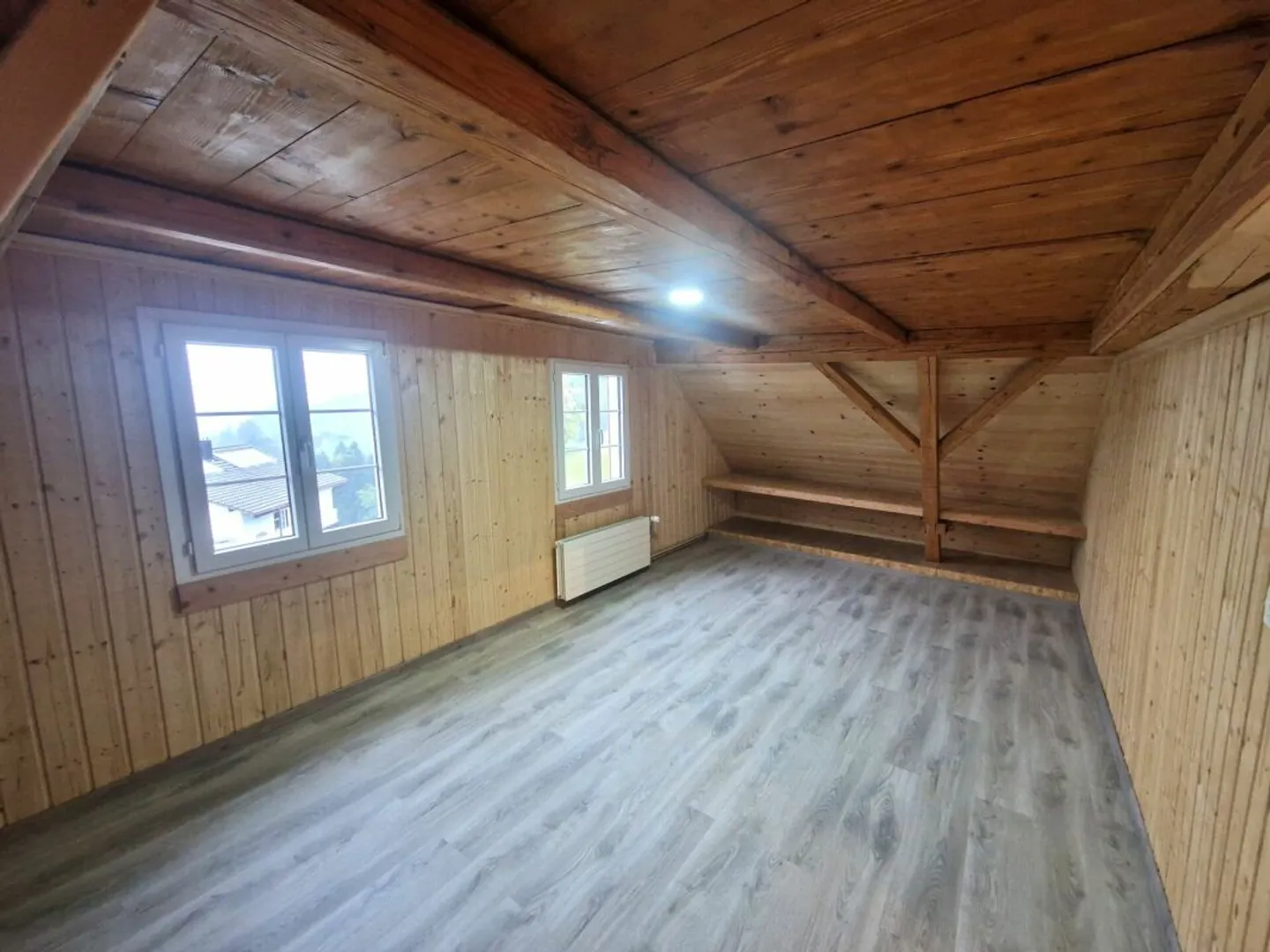 Appartement sous les combles lumineux et fraîchement rénové de 3,5 pièces avec cheminée - Photo 4 sur 9