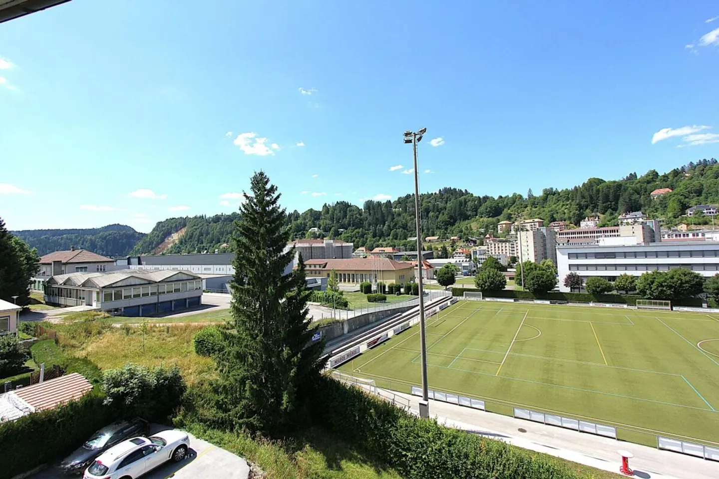 Renovated! 4-room apartment in Locle with balcony - Photo 10 of 12