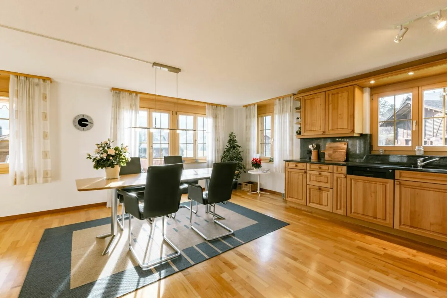 Spacious 4.5-room apartment in Chalet Gemel with mountain view - Photo 7 of 13