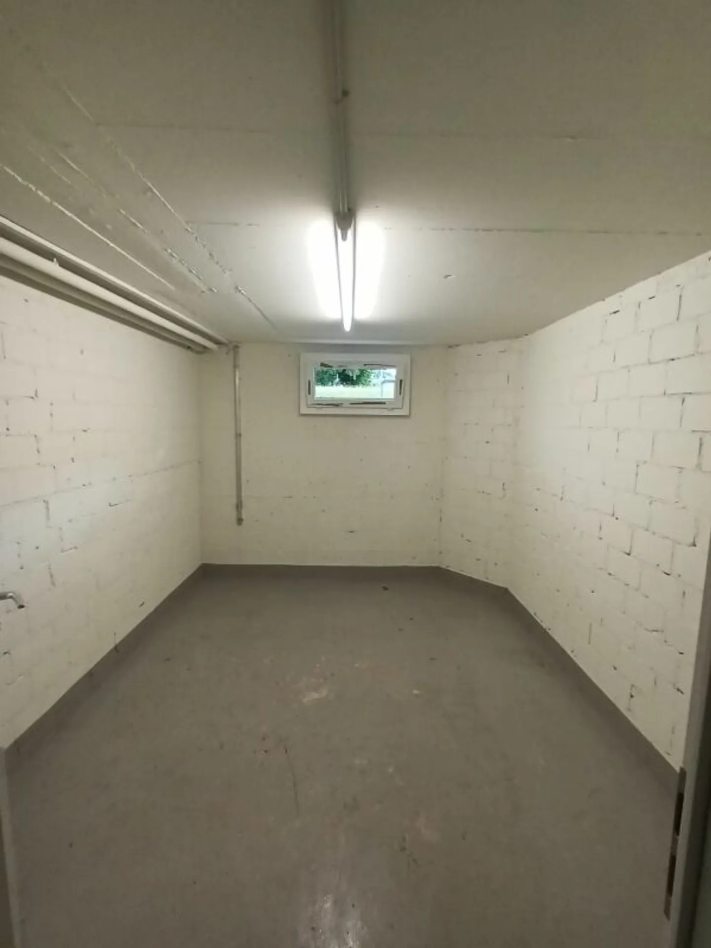 Bright Hobby / Craft Room (11 m²) with Daylight in Buchrain - Photo 2 of 2