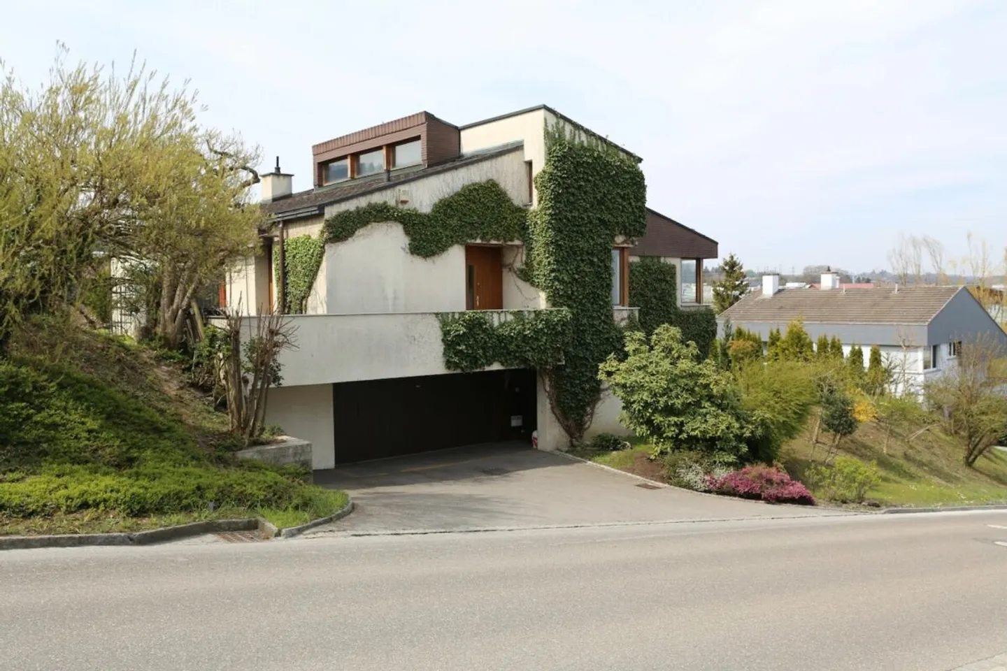 Villa avec vue sur le lac et terrain constructible séparé dans un très bon emplacement. - Photo 2 sur 12