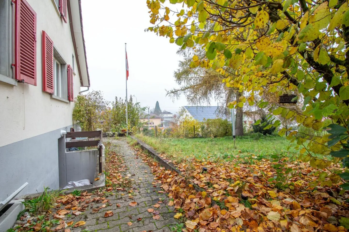 Detached single-family house with potential, separate large workshop/garage building - Photo 6 of 13