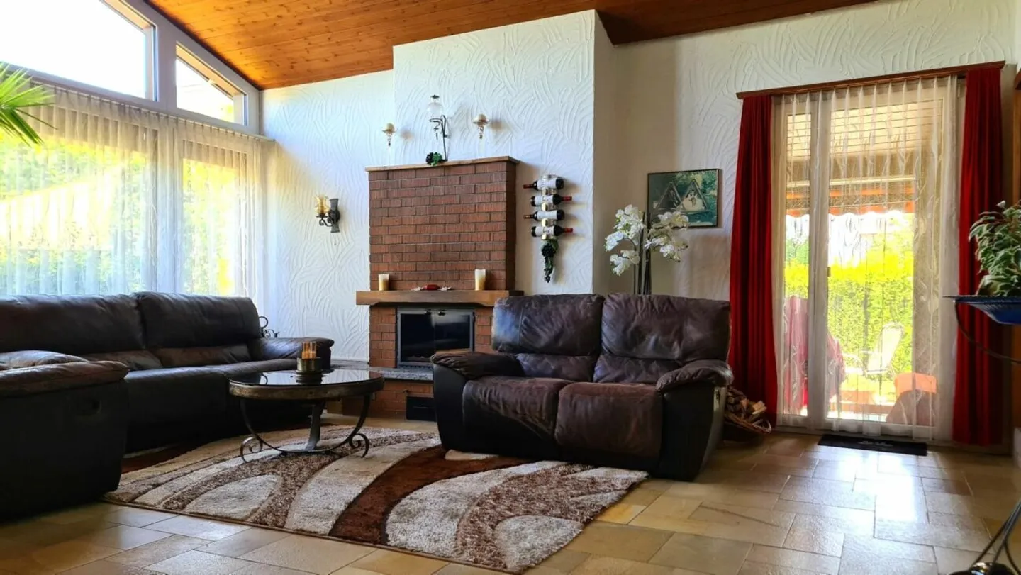 Charmante maison individuelle de 6 pièces avec magnifique véranda et un appartement supplémentaire de 2 pièces - Photo 5 sur 13