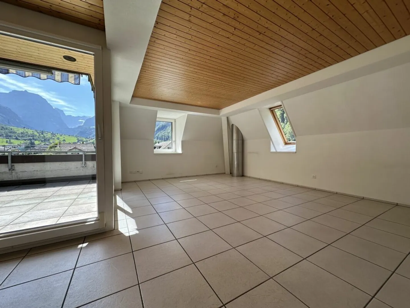 6 Zimmer Dachwohnung direkt beim Bahnhof Linthal - Photo 4 sur 13
