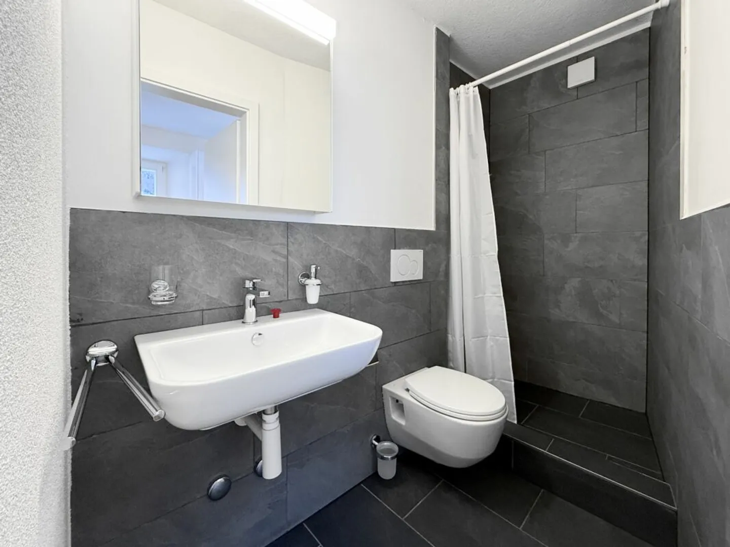 GLÄRNISCHBLICK | appartement sous les combles rénové de 2,5 pièces dans un emplacement central à Mollis GL - Photo 4 sur 11