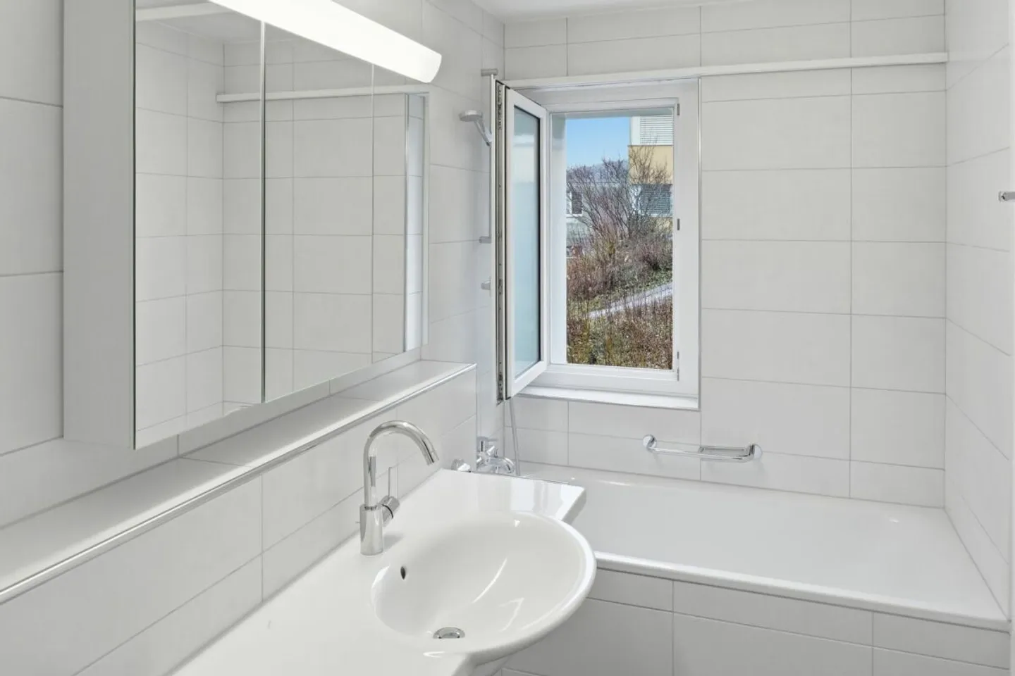 Moderne 4.5-Zimmer-Wohnung mit grossem Balkon nähe Wil - ab sofort frei! - Photo 9 of 13