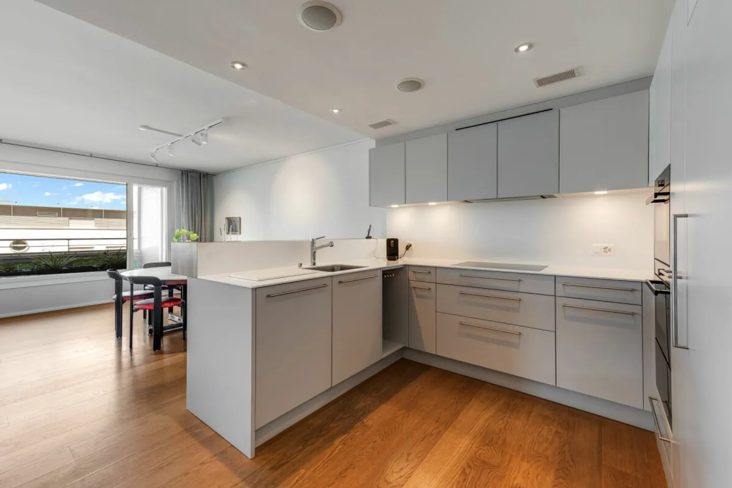 Appartamento moderno con balcone - Foto 4 di 13