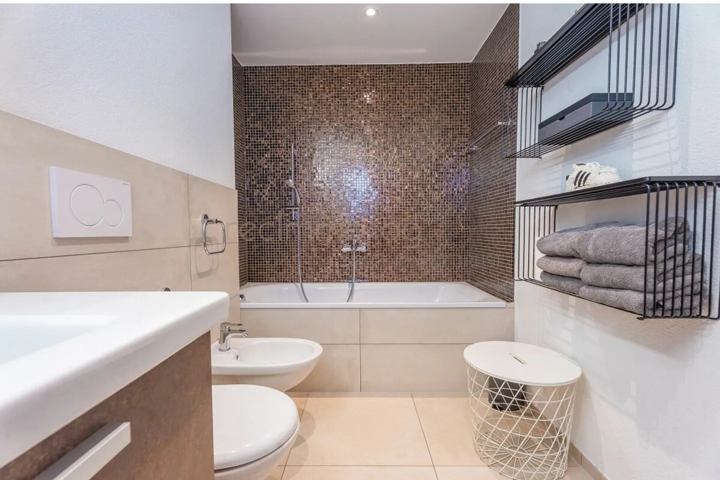 Modern 5.5-room single-family house with Minergie-P standard in a quiet location in Koblenz - Photo 11 of 13