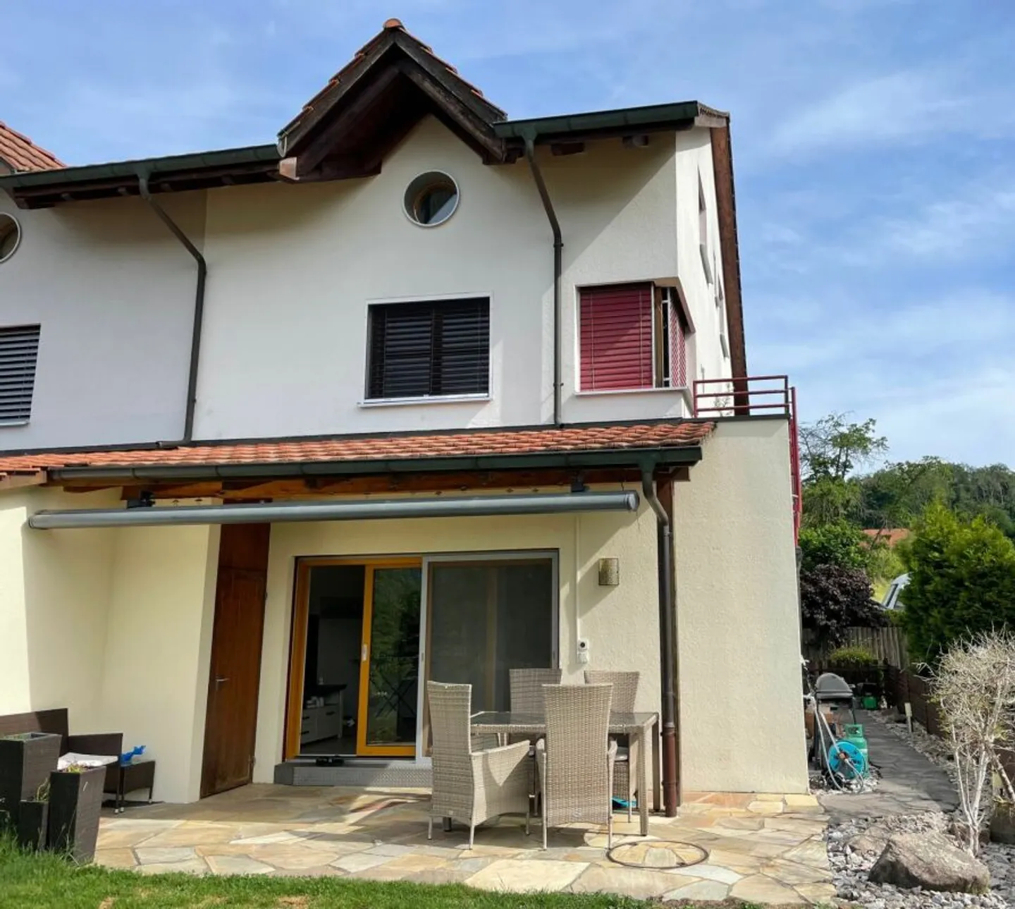 Charmantes Doppeleinfamilienhaus mit Naturzugang - Foto 2 von 9
