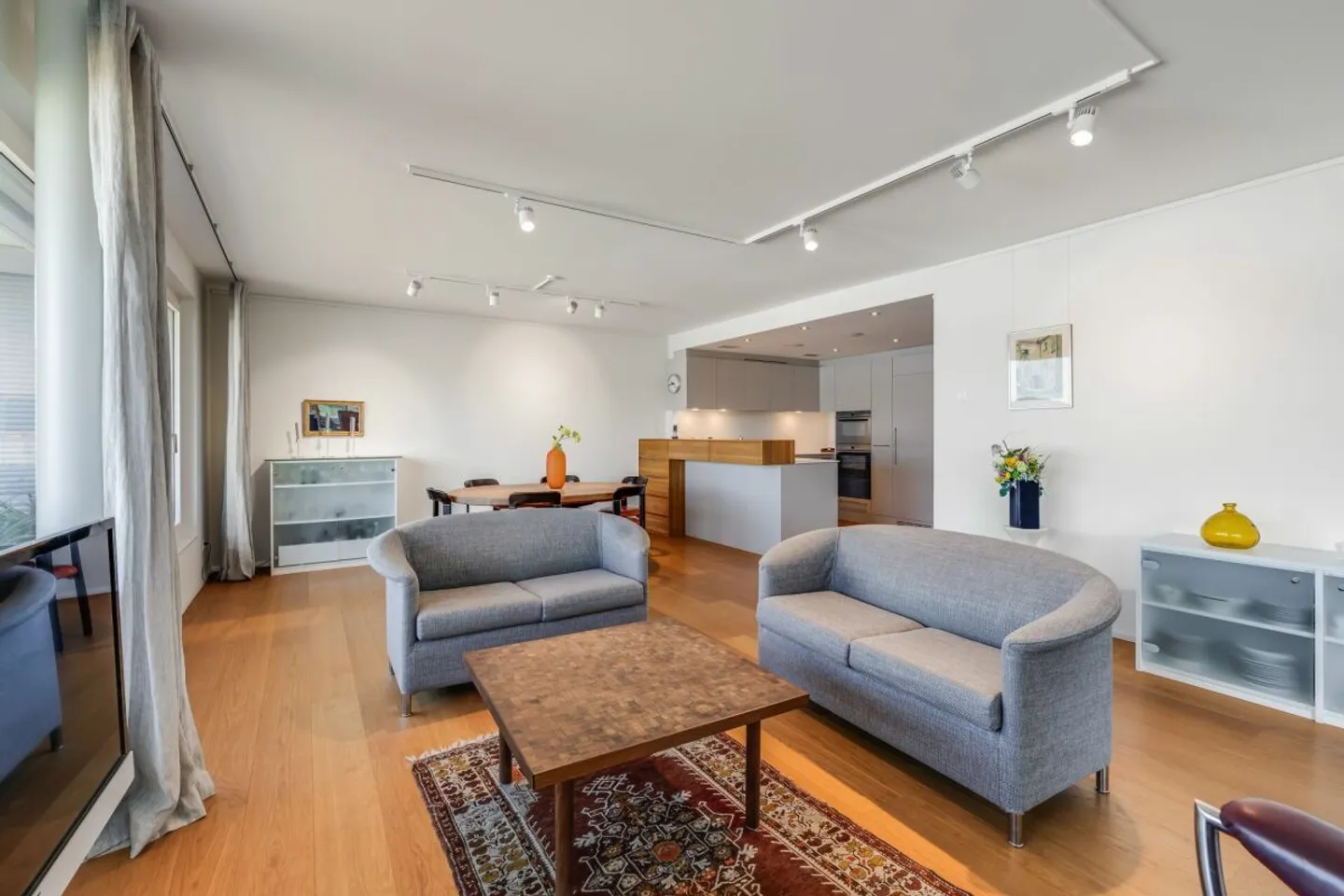 Appartamento moderno con balcone - Foto 3 di 13