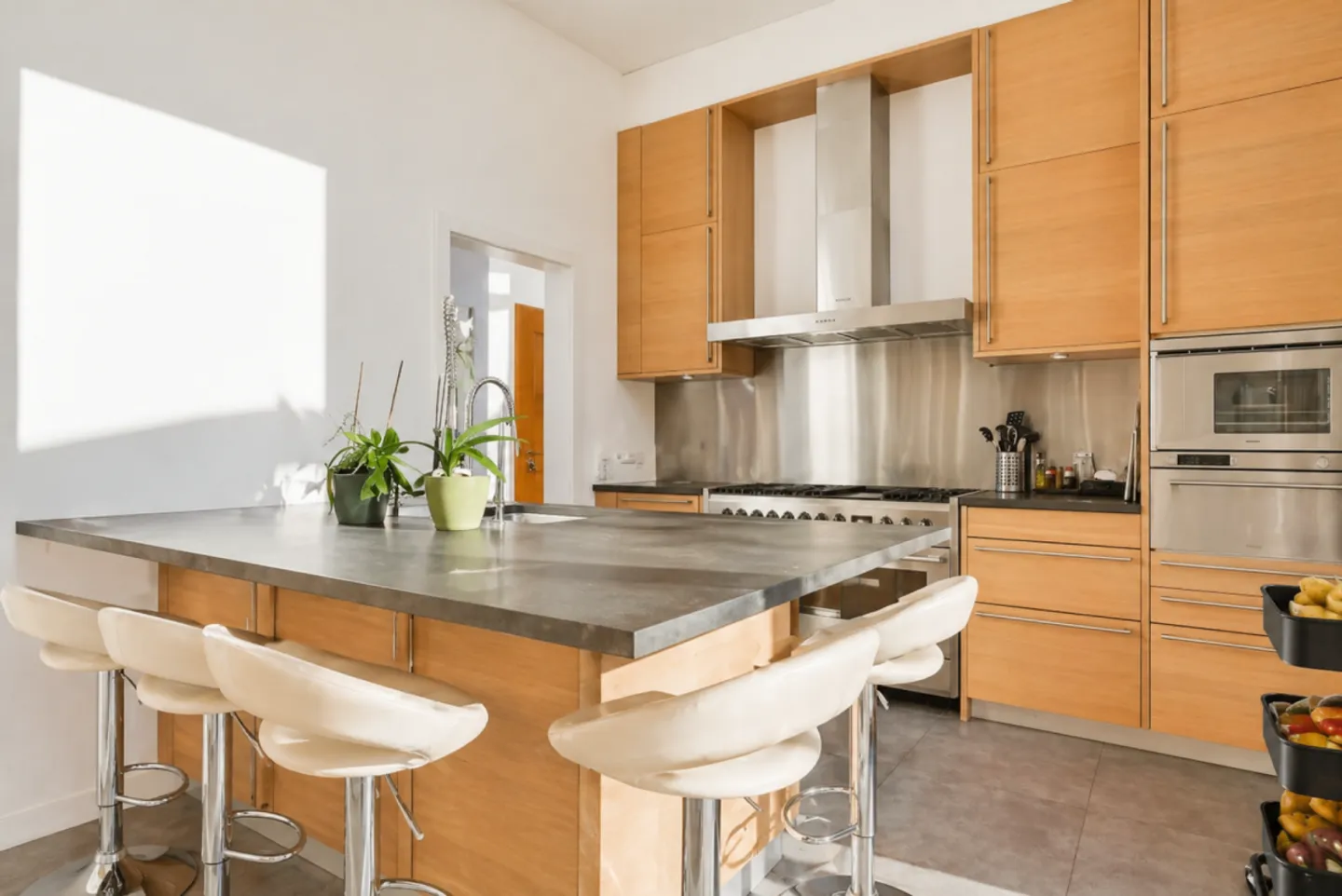 Villa with spectacular volumes, bathed in light and full of charm - Multiple spaces and great potential - Photo 3 of 10