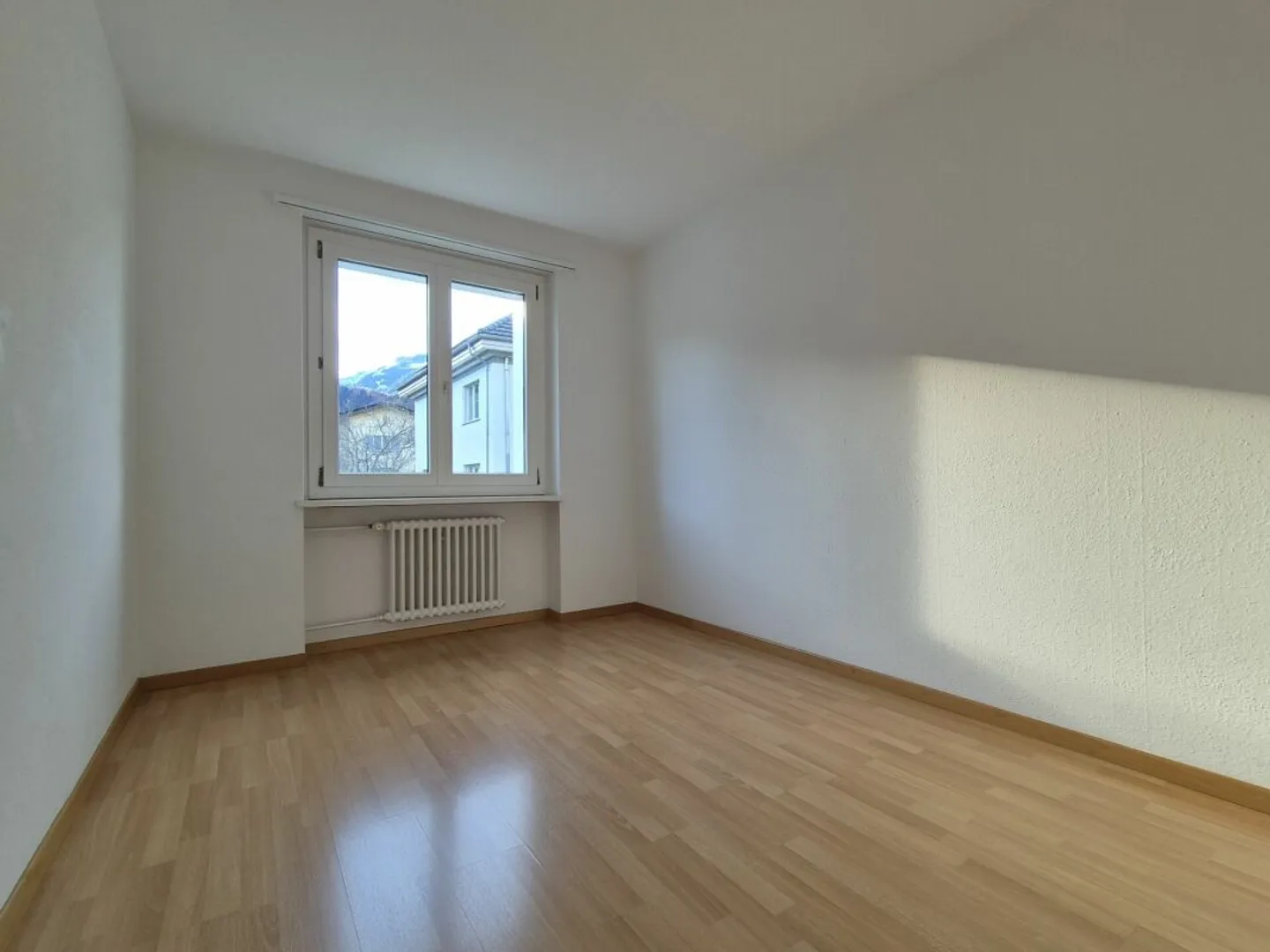 Appartamento luminoso e conveniente di 4,5 stanze con balcone - Foto 5 di 10