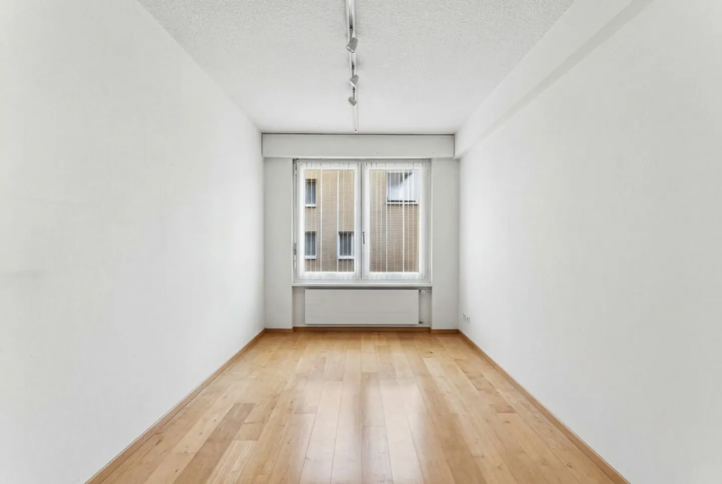 Appartamento 3.5 locali appena ristrutturato con bella terrazza e vista mozzafiato a Kriens - Foto 4 di 12