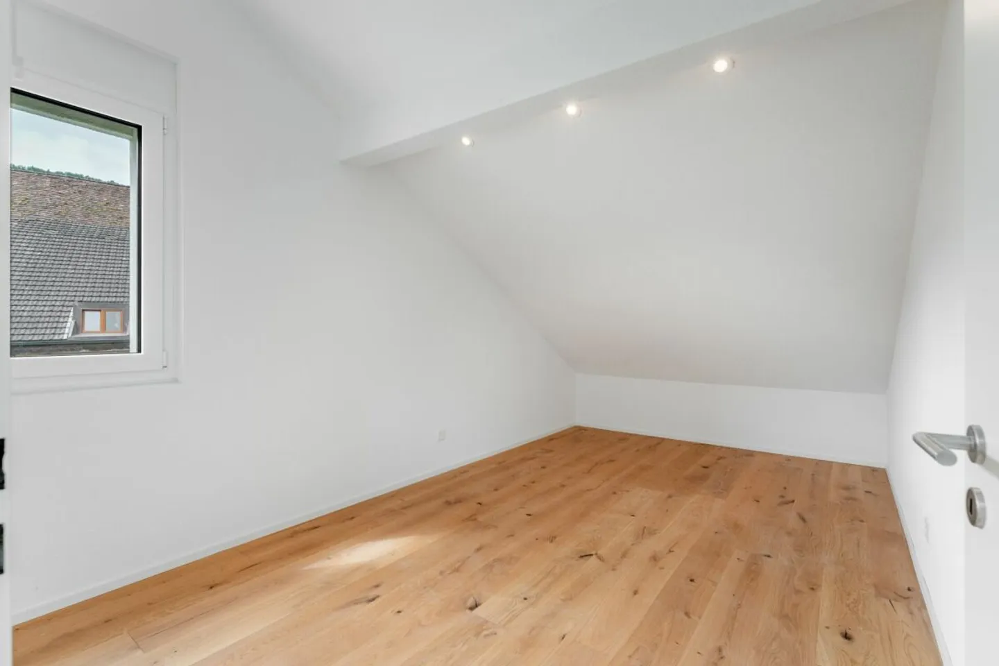 Riduzione di prezzo -50'000.- / Prima occupazione in appartamento in condominio completamente ristrutturato - design moderno e con balcone - Foto 11 di 13