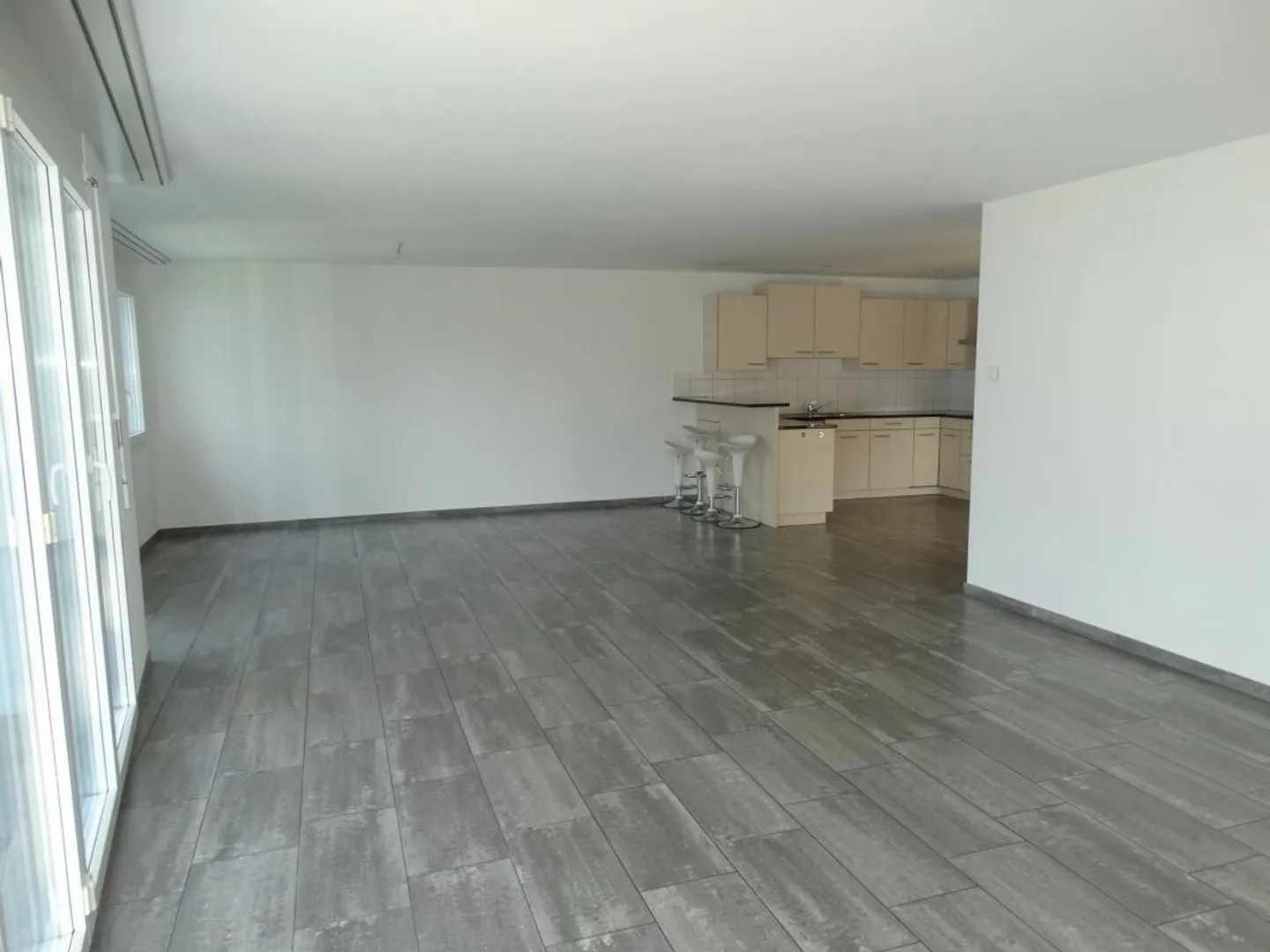 Vivere in uno standard di proprietà con questo spazioso appartamento di 4,5 stanze - Foto 2 di 11