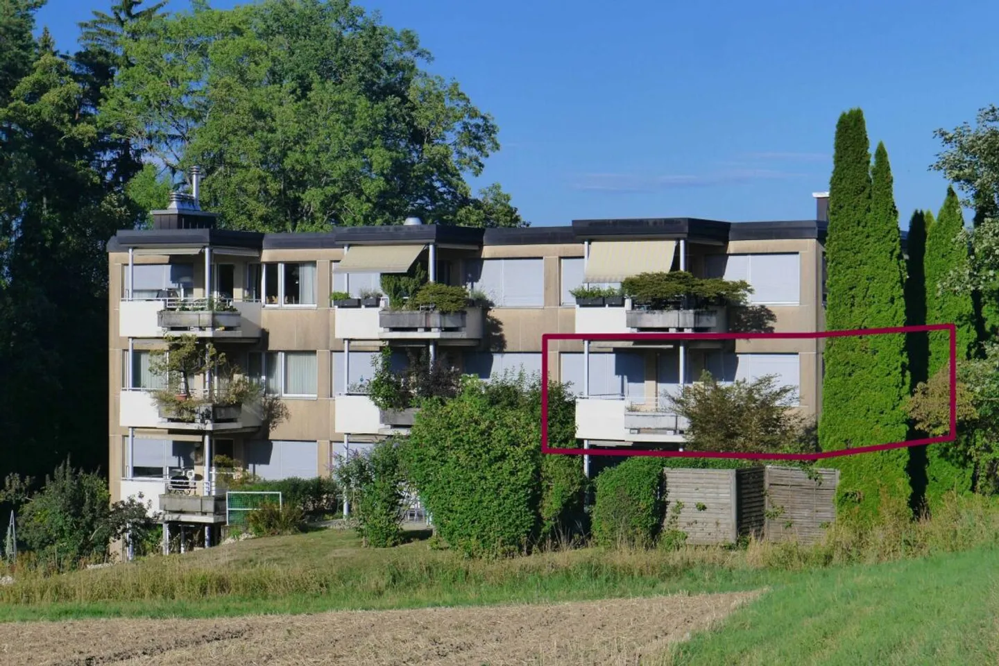 4½-Zr. Wohnung mit Aussicht, Garage und Hallenbad - Foto 1 von 12